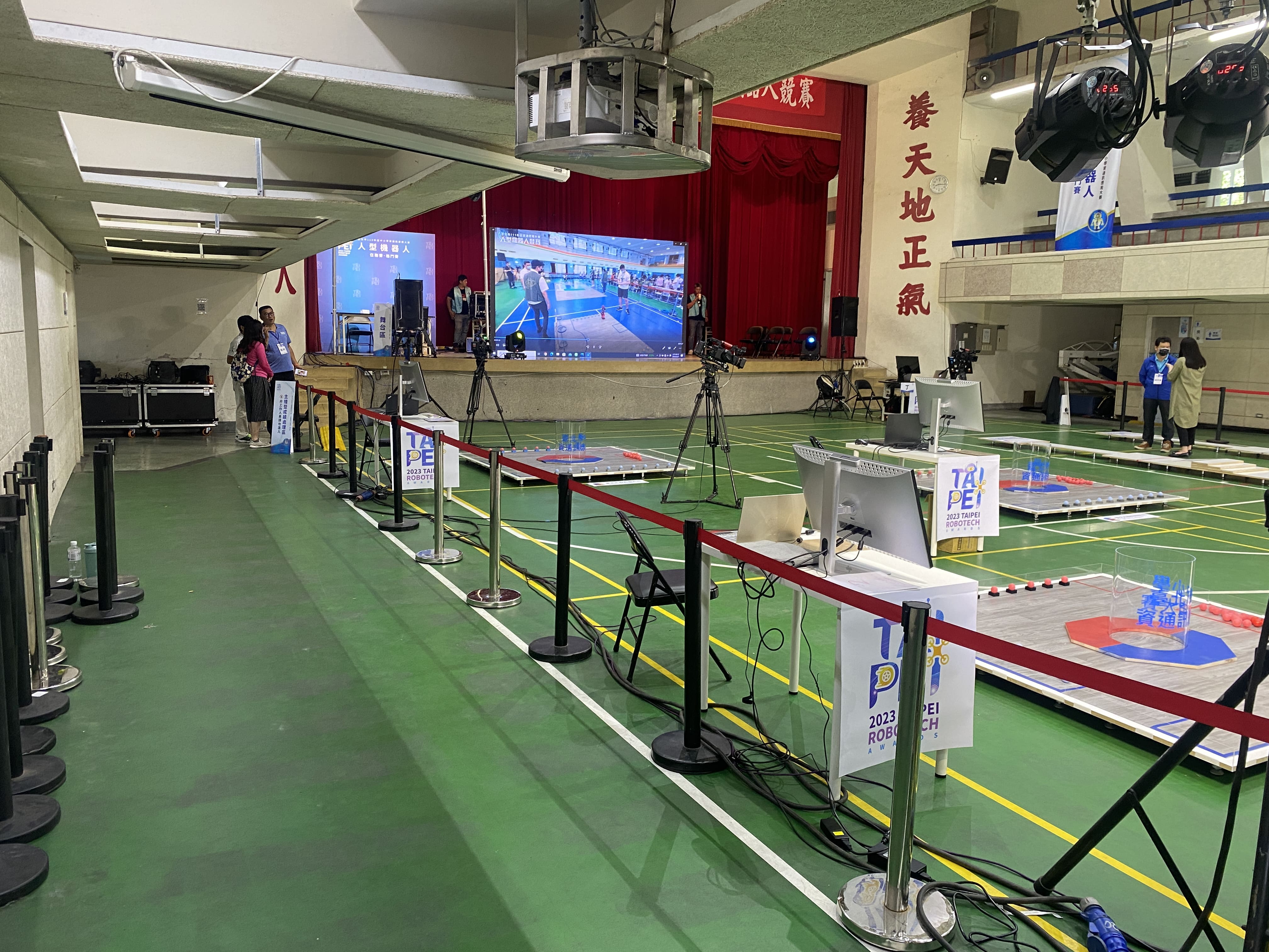 紅龍柱(單柱) | 台北場地租借｜典空間活動會場 120坪｜記者會・會議・展覽・尾牙場地